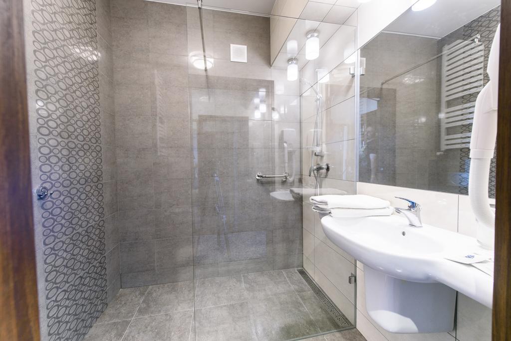 Hotel Nowy Dwor Trzebnica Ngoại thất bức ảnh
