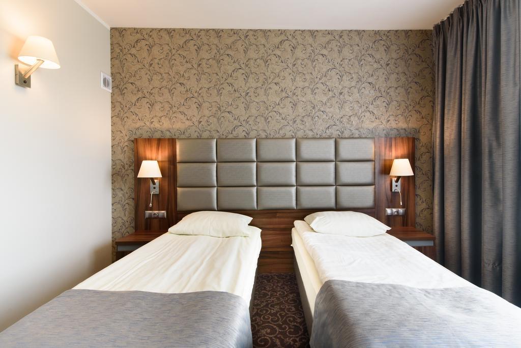Hotel Nowy Dwor Trzebnica Ngoại thất bức ảnh