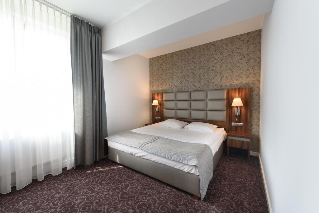 Hotel Nowy Dwor Trzebnica Ngoại thất bức ảnh