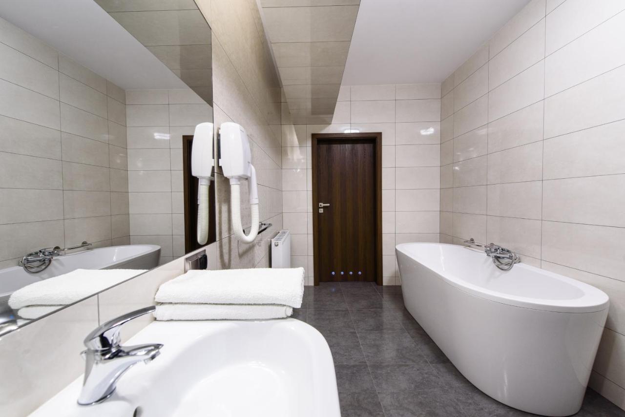 Hotel Nowy Dwor Trzebnica Ngoại thất bức ảnh