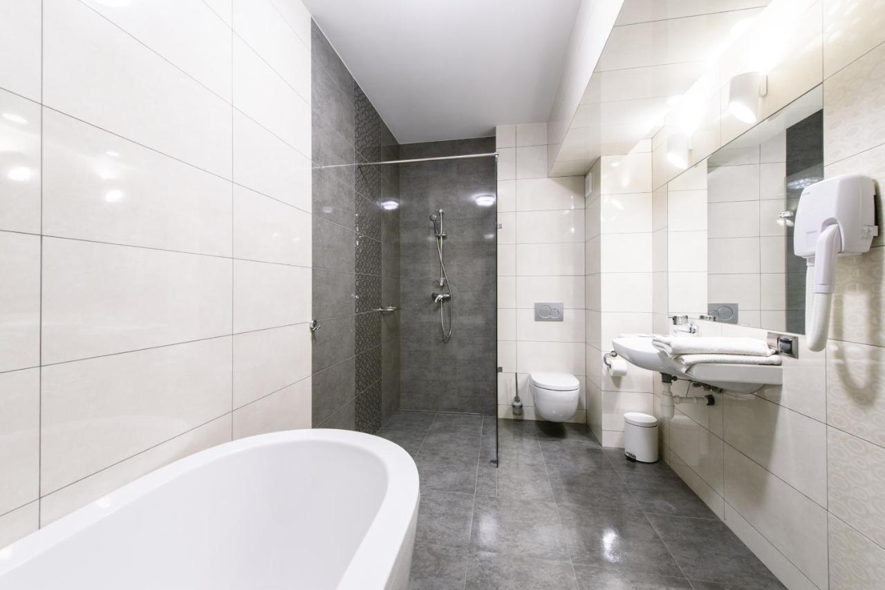 Hotel Nowy Dwor Trzebnica Ngoại thất bức ảnh