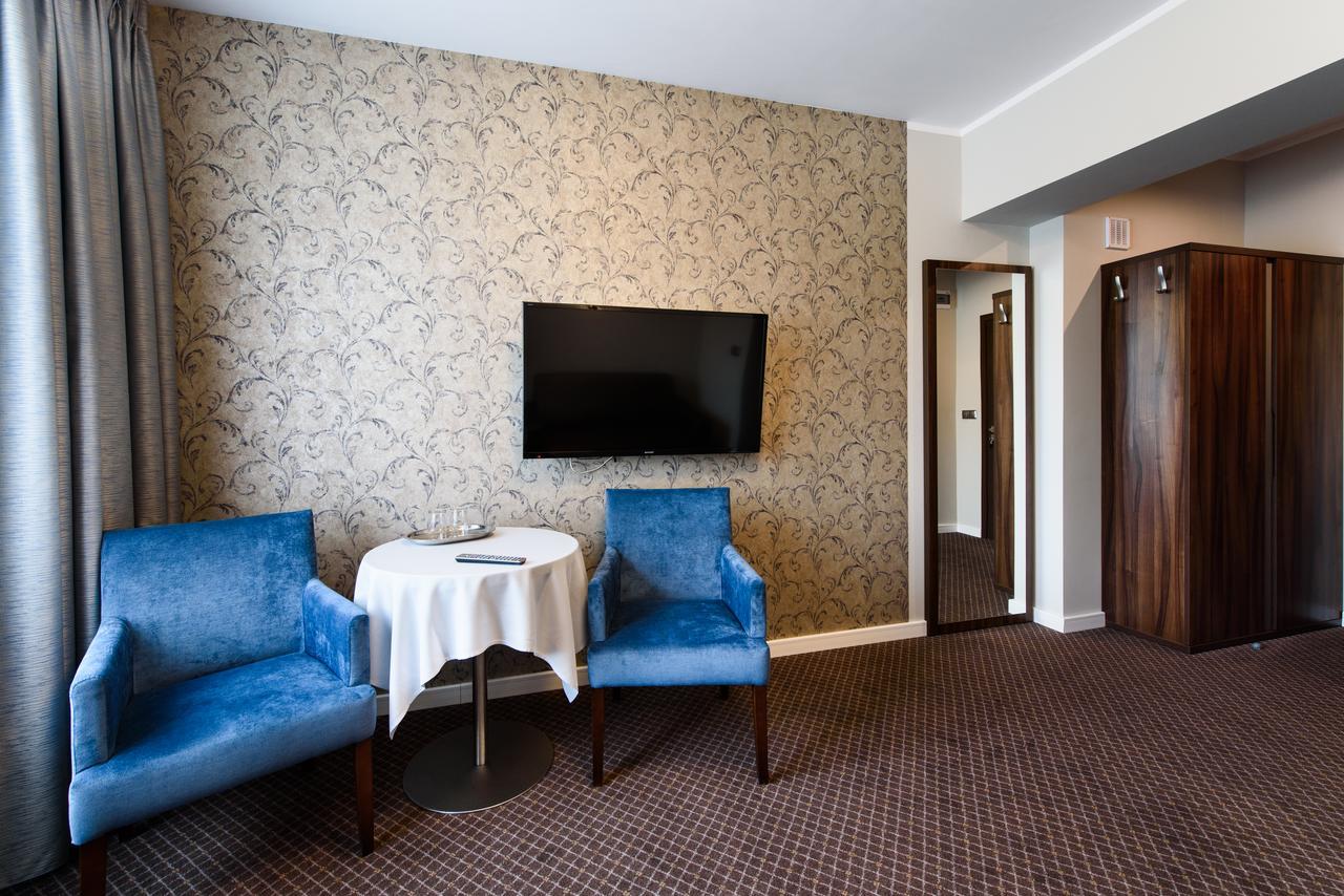 Hotel Nowy Dwor Trzebnica Ngoại thất bức ảnh