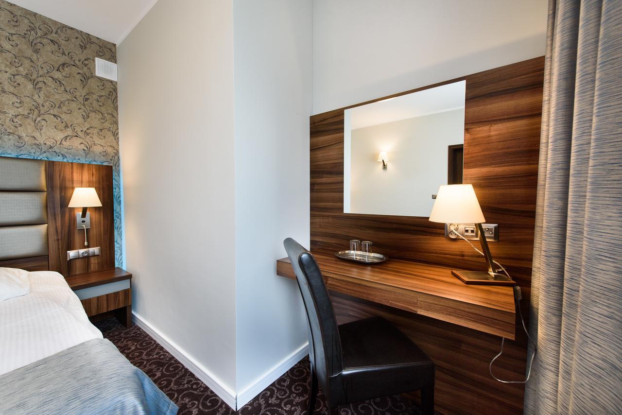 Hotel Nowy Dwor Trzebnica Ngoại thất bức ảnh