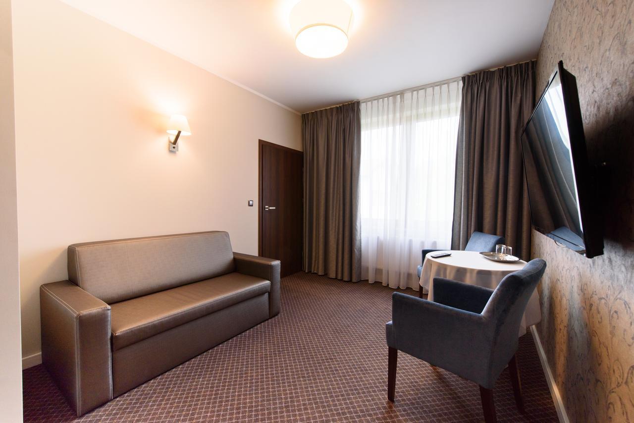 Hotel Nowy Dwor Trzebnica Ngoại thất bức ảnh