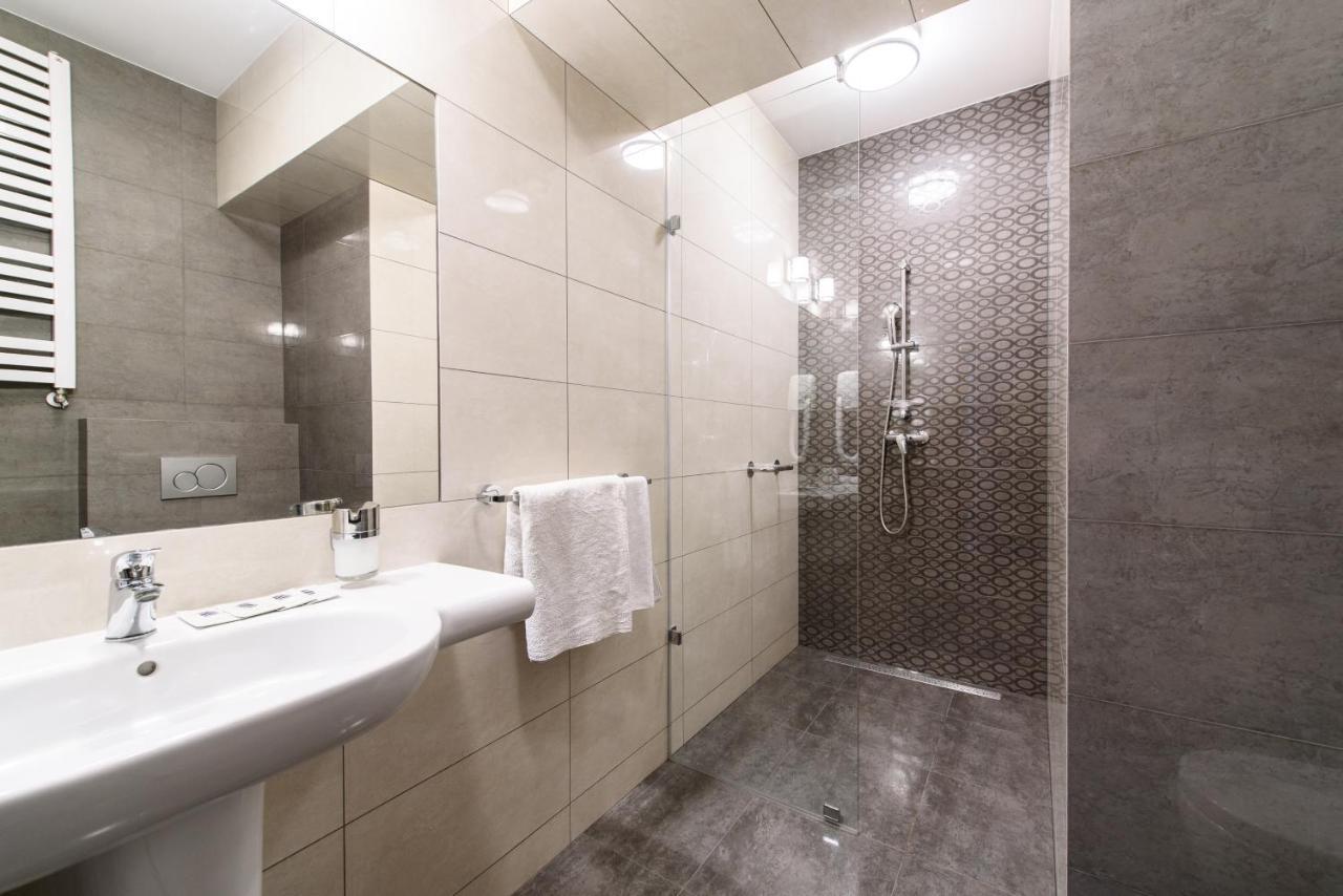Hotel Nowy Dwor Trzebnica Ngoại thất bức ảnh